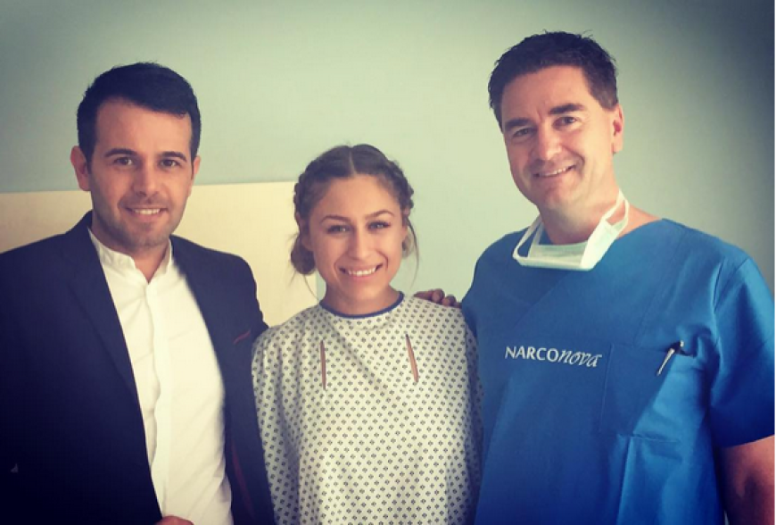 Linda Teodosiu hat ihre Operation gut überstanden. Dieses Bild hat die sie noch am Abend nach der Brustvergrößerung auf Instagram gepostet. Ihre Caption: