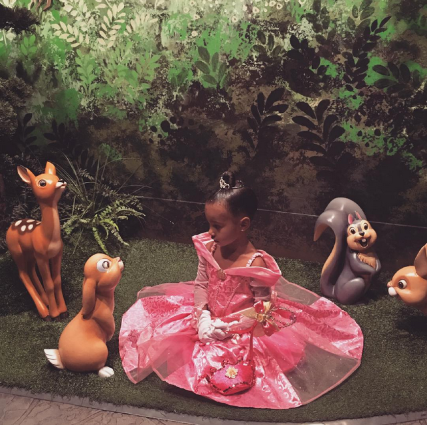 ... doch am Ende kann North dann doch noch strahlen - als Prinzessin verkleidet darf der Kardashian-Knirps mit Klopfer und Co. posieren. So süß!