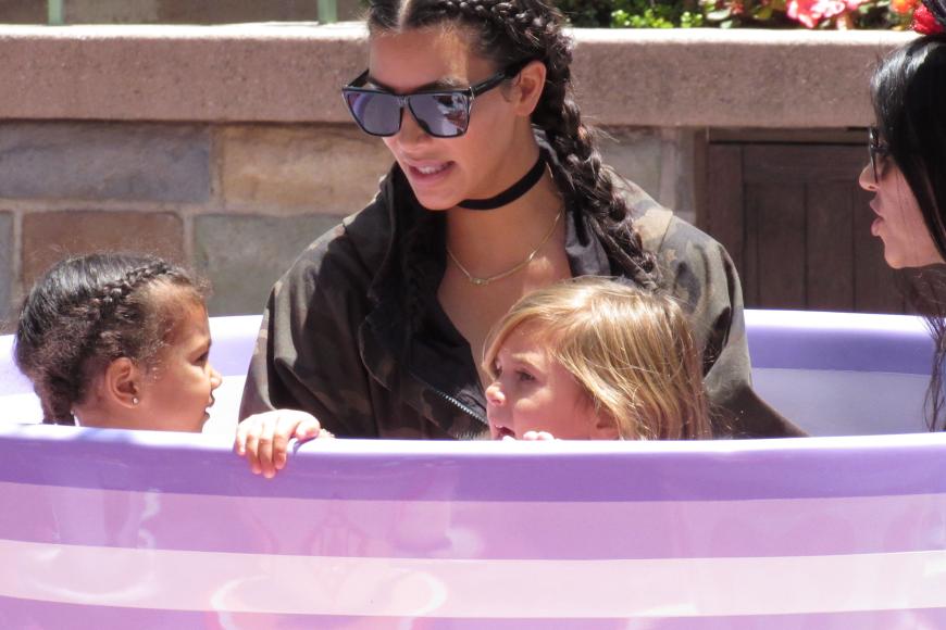... doch auch die Fahrt in der überdimensionalen Tasse mit Tante Kourtney, Cousine Penelope und Mama Kim kann das Geburtstagskind nicht begeistern.