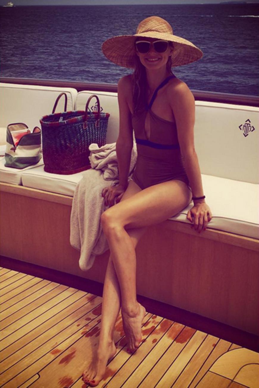 Einen edlen Neckholder-Badeanzug präsentiert Olivia Palermo im Jacht-Urlaub mit ihrem Liebsten Johannes Huebl.
