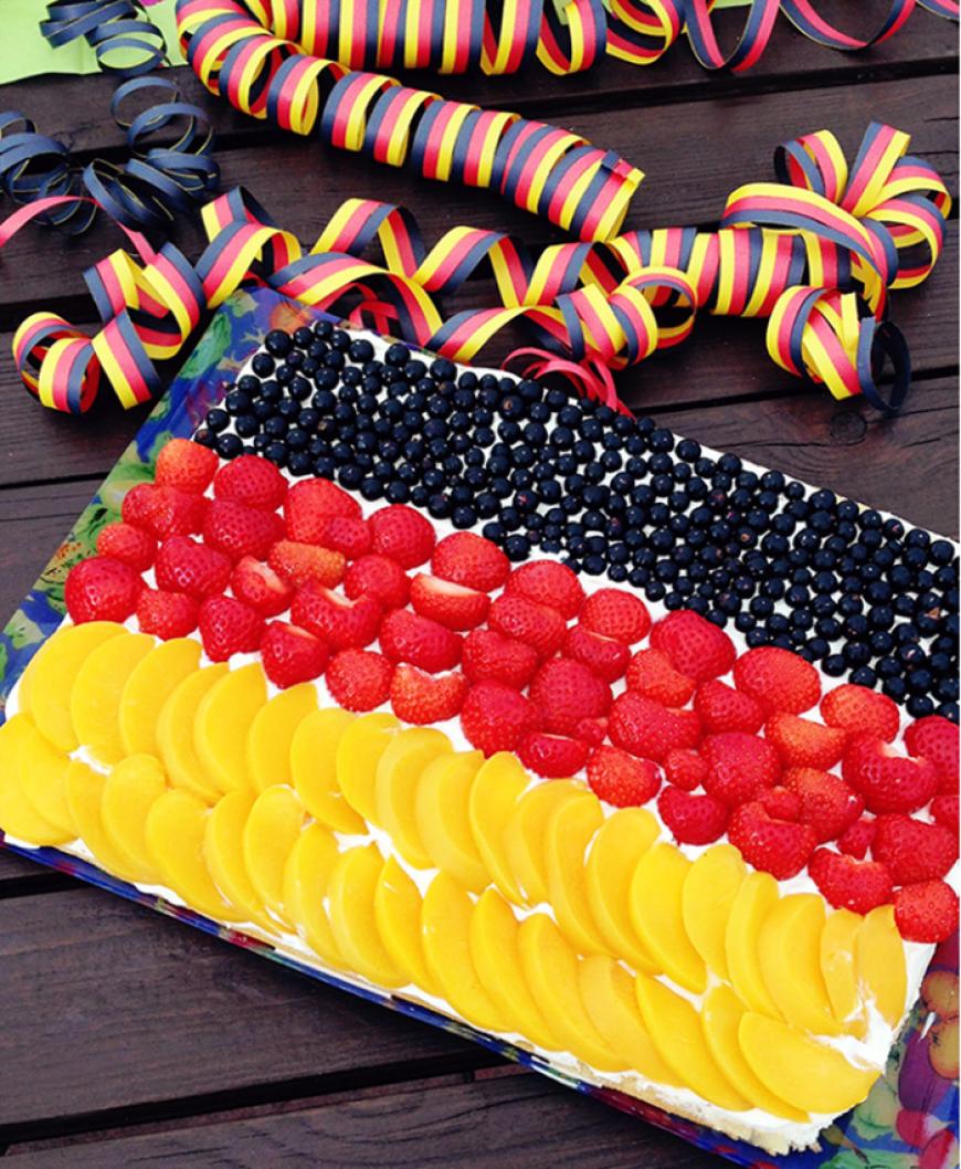 Bloggerin Andrea von Jolijou weiß, womit sie ihre EM-Party zum Volltreffer macht: einem Schland-Blechkuchen!