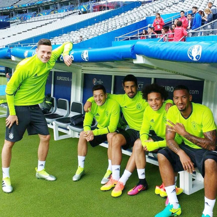 Da waren sie noch zuversichtlich: Mesut Özil postete vor dem 0:0 Unentschieden gestern diesen Schnappschuss vom Training.