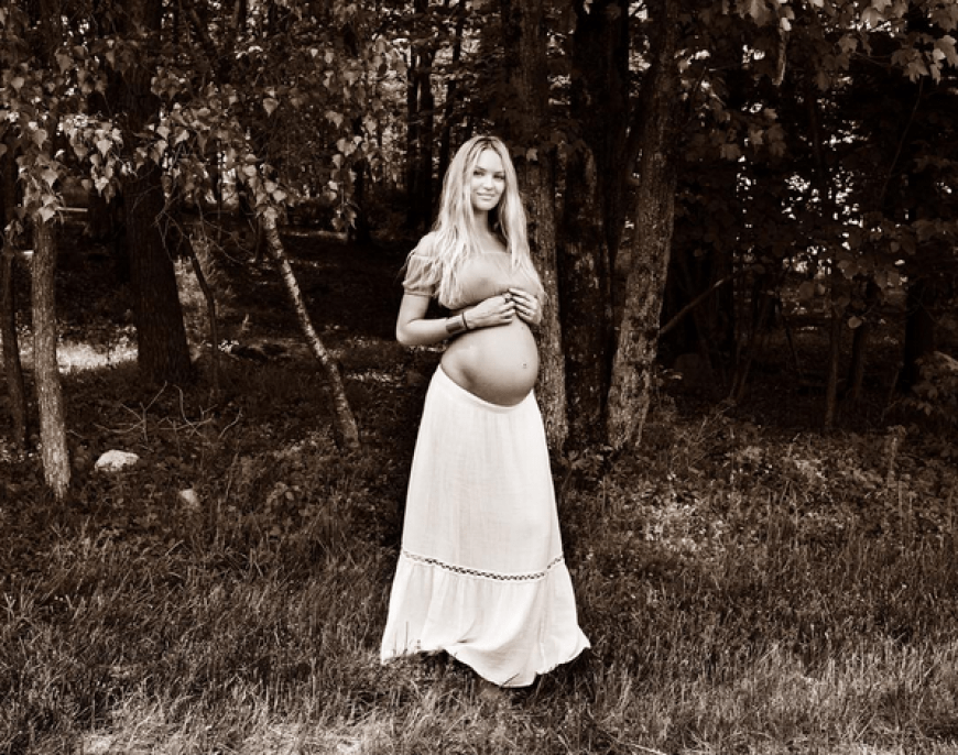 Candice macht den verträumten Hippie im Wald.