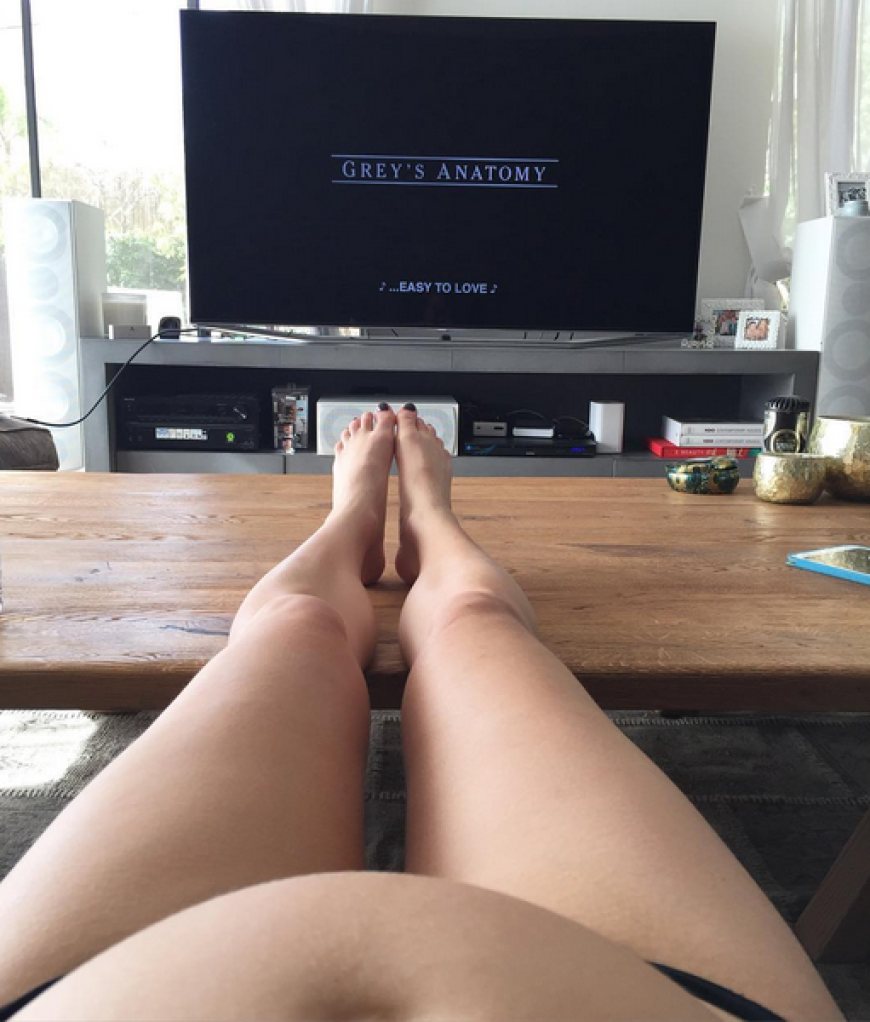 Bar Refaeli legt dieses Bump-Bild vor...