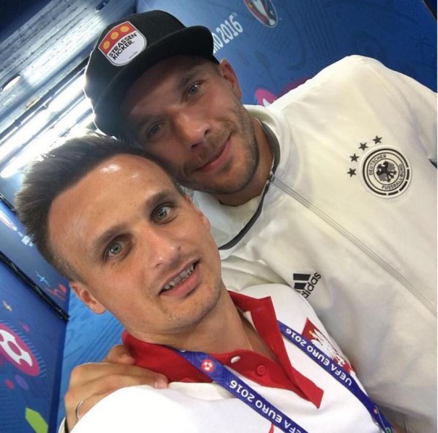 Keine Spur von Konkurrenzkampf: Lukas Podolski posiert vor dem Spiel gegen Polen mit dem polnischen Nationalspieler Slawomir Peszko: