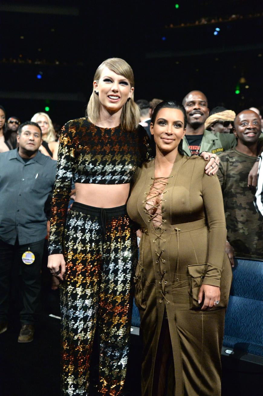 Gute alte Zeiten, als Kim und Taylor noch Freundinnen waren. Im Interview hat Kim Taylor Swift jetzt eine Lügnerin genannt. Taylors Kommentar: