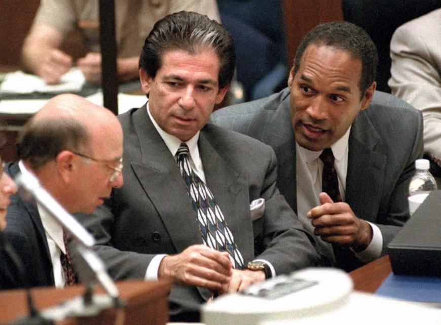 Als O.J. Simpson wegen Doppelmord vor Gericht stand, war Robert Kardashian einer seiner Anwälte. Sie waren auch gute Freunde. Hat O.J. damals wirklich eine Affäre mit Kris gehabt?