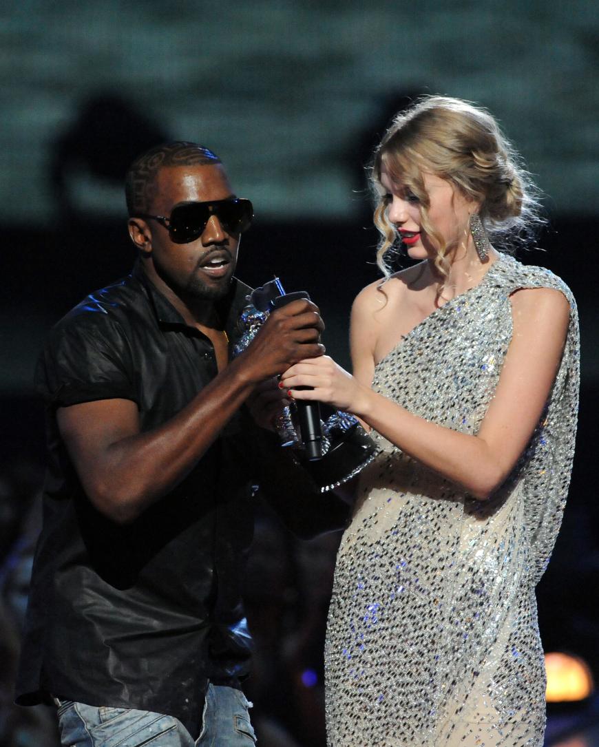 Der Ursprung ihrer Hass-Liebe diesen Vorfall zurück. Im Jahr 2009 gewann Taylor ihren ersten MTV-Award. Während ihrer Dankesrede stürmte Kanye West auf die Bühne. Er nahm ihr das Mirko aus der Hand und sagte, dass Beyoncé den Preis viel mehr verdienen würde als Taylor.
