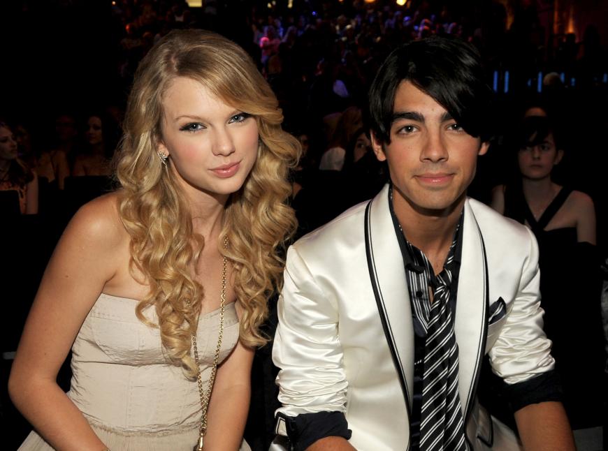 Juli 2008 bis Oktober 2008: Joe Jonas
Früh übt sich: Mit jugendlichen 18 Jahren begann Taylor Swift ihre Laufbahn mit berühmt-berüchtigten Promi-Liebschaften. Boyfriend Nummer 1 war Joe Jonas von den Jonas Brothers. Nach drei Monaten trennten sich die beiden am Telefon. Joe Jonas war die Inspiration für Taylors Song