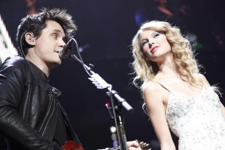November 2009 bis Februar 2010: John Mayer
Keine Zeit zu verlieren hatte Taylor bei ihrer nächsten Promi-Beziehung. Diesmal angelte sie sich Schmuse-Sänger und Frauenheld John Mayer, der inzwischen auch schon bei Jennifer Aniston, Katy Perry, Jennifer Love Hewitt und Jessica Simpson verbrannte Erde hinterlassen hat. Die Liebe hielt - Überraschung! - drei Monate, und Taylor verarbeitete ihren Schmerz im Song