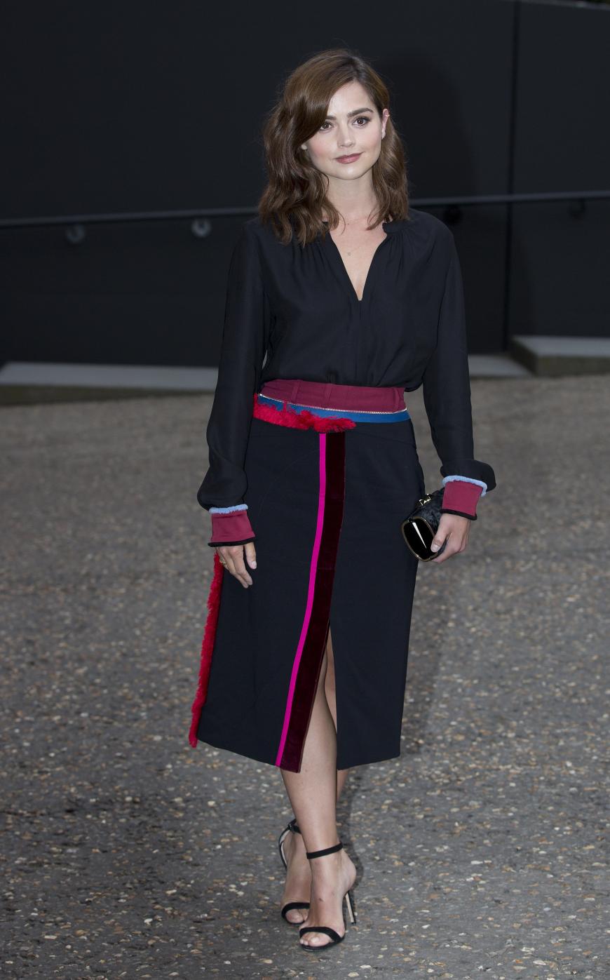 Jenna Coleman entschied sich für dieses super elegante Kleid aus schwarzer Seide mit farbigen Absätzen.
