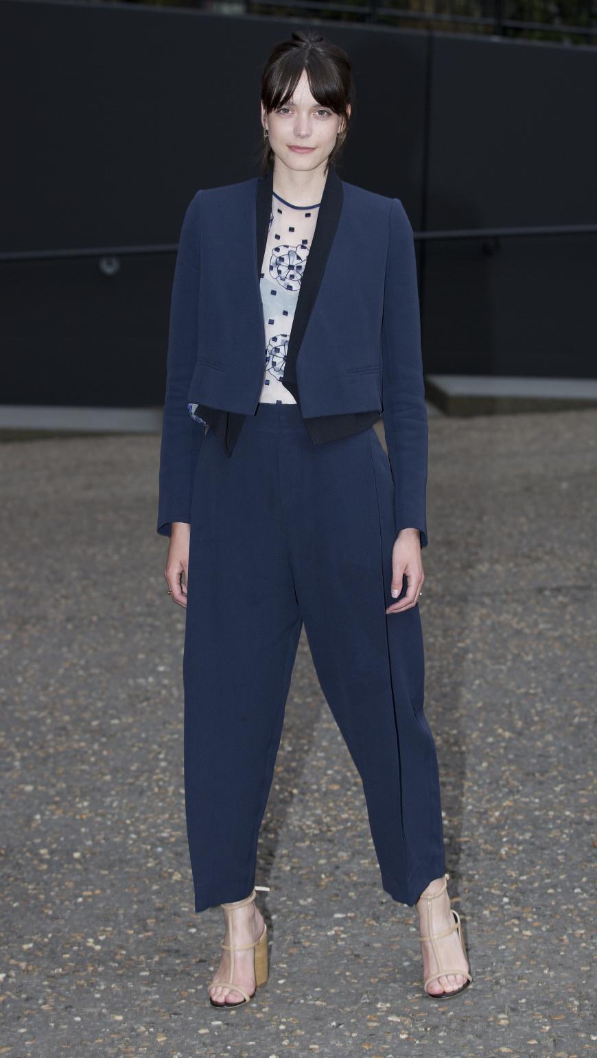 Als heißes Dandy Girl versuchte sich Stacy Martin. Gelungen, finden wir!
