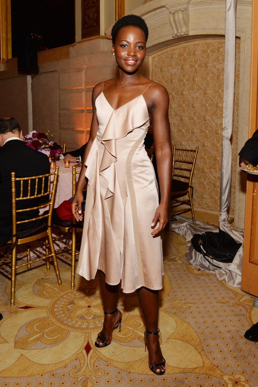 Lupita Nyong'o macht den Slip-Dress-Trend mit.