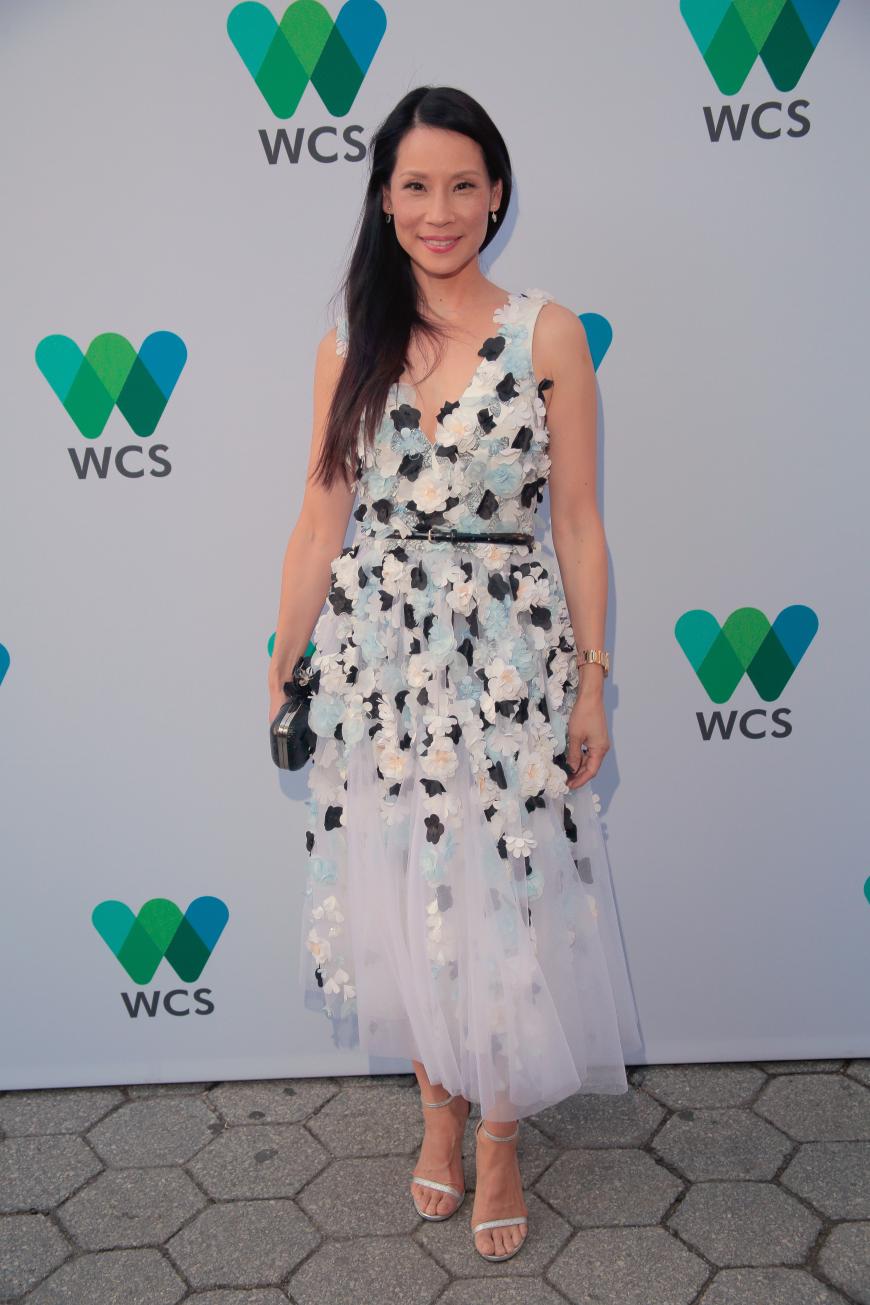In diesem traumhaft schönen Blumenkleid von Lucy Liu würden wir glatt heiraten.