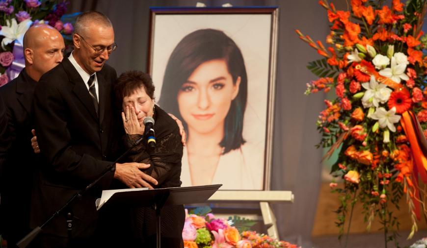 Tina und Bud Grimmie fiel es während ihrer Rede über Tochter Christina Grimmie schwer, die Fassung zu bewahren.