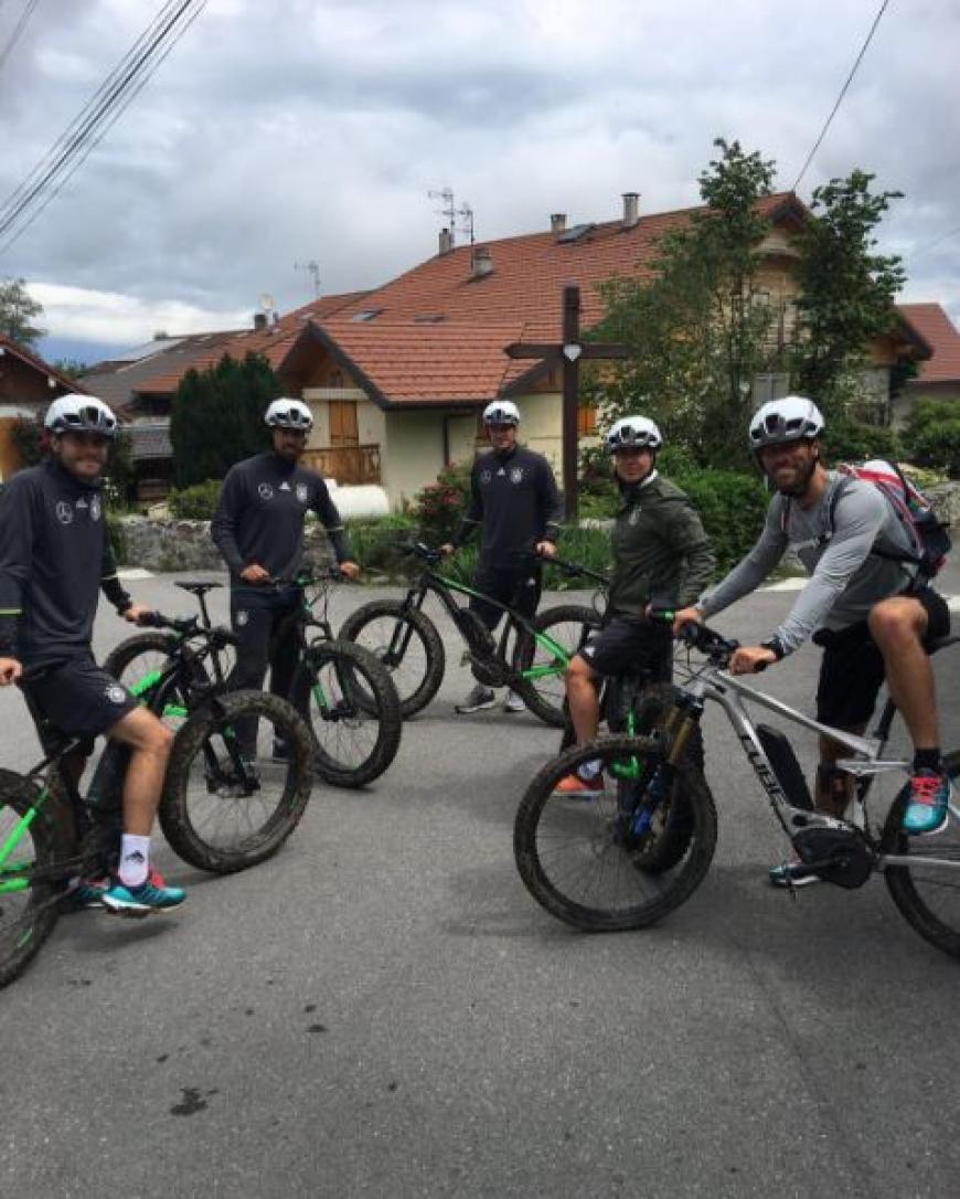 Den Jungs ist keine Pause gegönnt: Das Training von Sami Khedira, Mario Götze und Co. umfasste heute eine Fahrradtour rund um Evian.