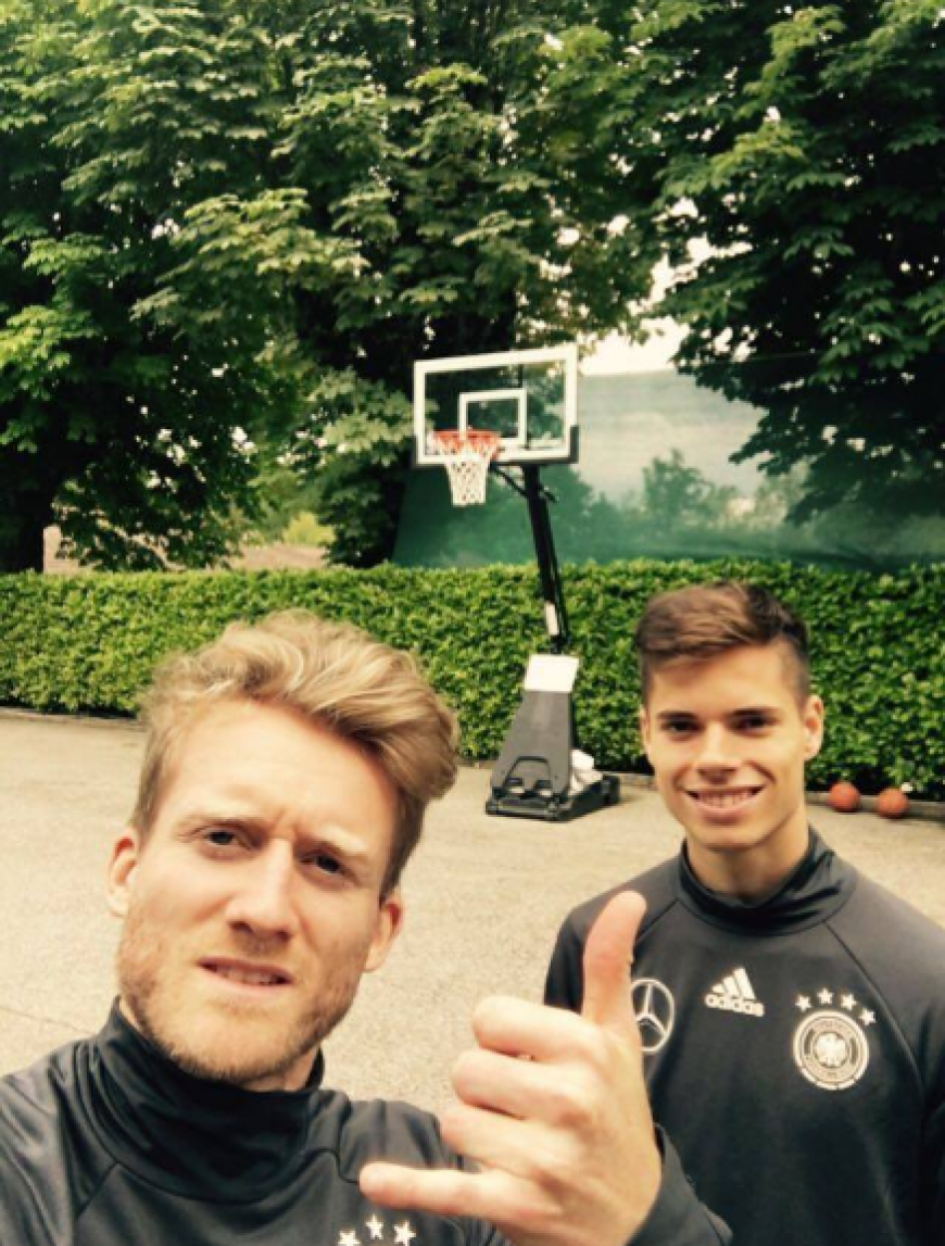Weil Fußball ja nicht schon anstrengend genug ist: André Schürrle (links) und Julian Weigl verausgaben sich beim Basketball.