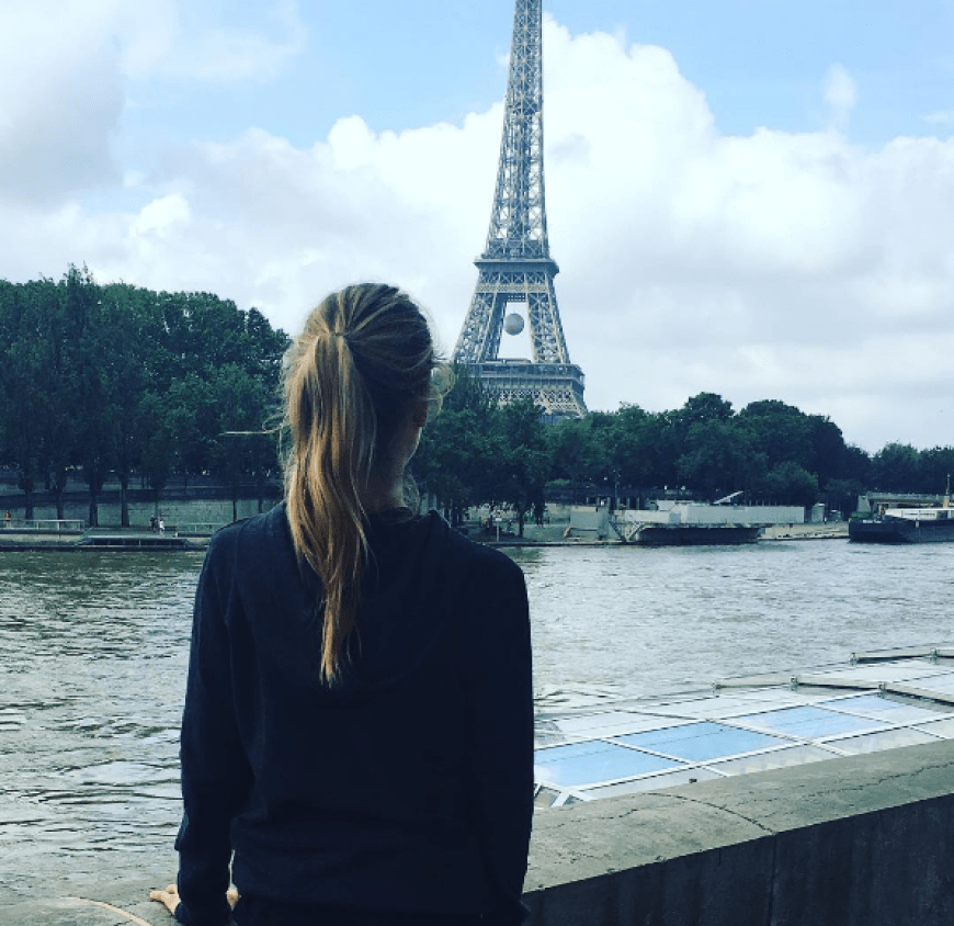 Laufen bei bester Aussicht: Cathy Hummels bestaunt das Wahrzeichen von Paris, den Eiffelturm.