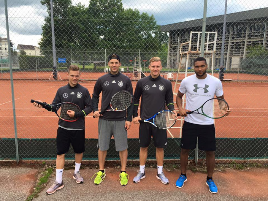 Sportliche Ausnahmetalente: Unsere Fußball-Jungs sind offenbar auch geübte Tennisspieler! Nach der Fahrradtour duellierten sich Joshua Kimmich, Manuel Neuer, Bernd Leno und Jonathan Tah (v. links) auf dem Tennisplatz.