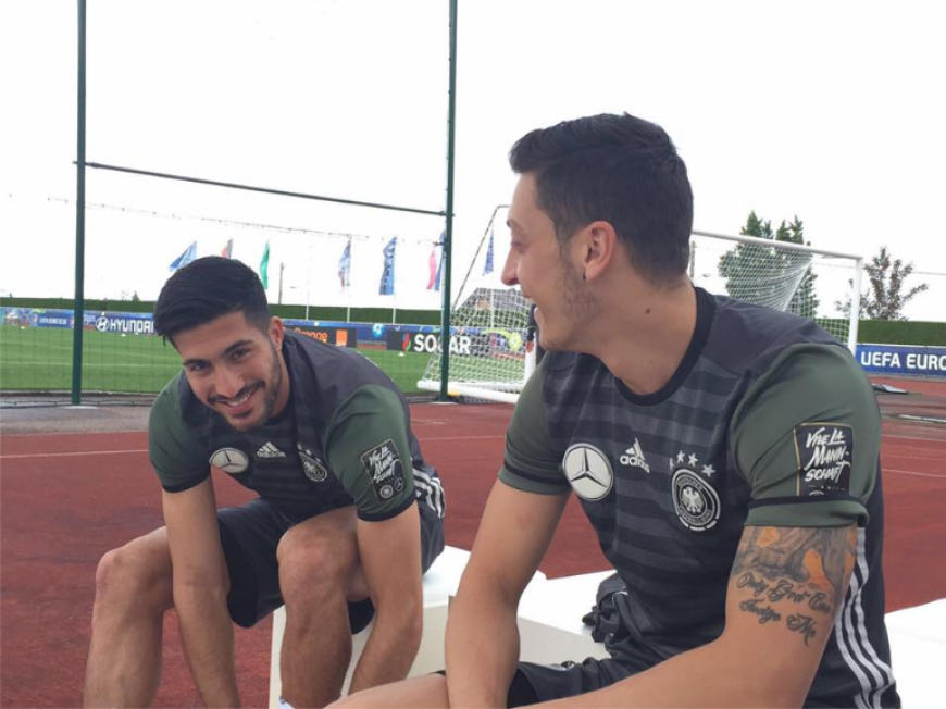 Sonntag ist Ruhetag? Nicht für unsere National-Elf! Emre Can (links) und Mesut Özil bereiten sich auf das Training vor.