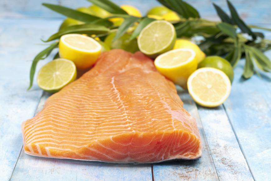 Omega-3-Fettsäuren, wie in Lachs, versorgen die Haut mit Feuchtigkeit.