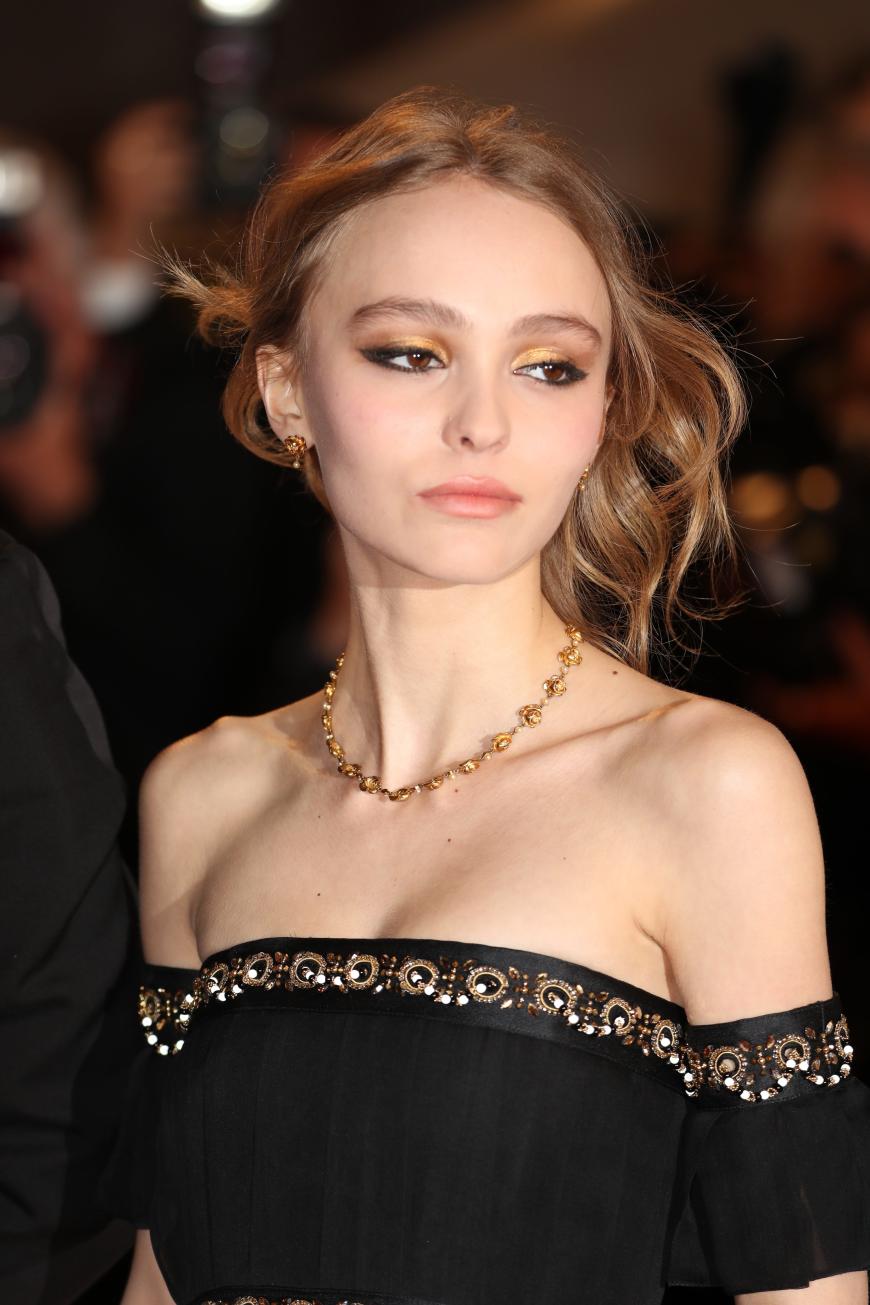 Metallic-Eyes als absoluter Hingucker bei Lily Rose Depp