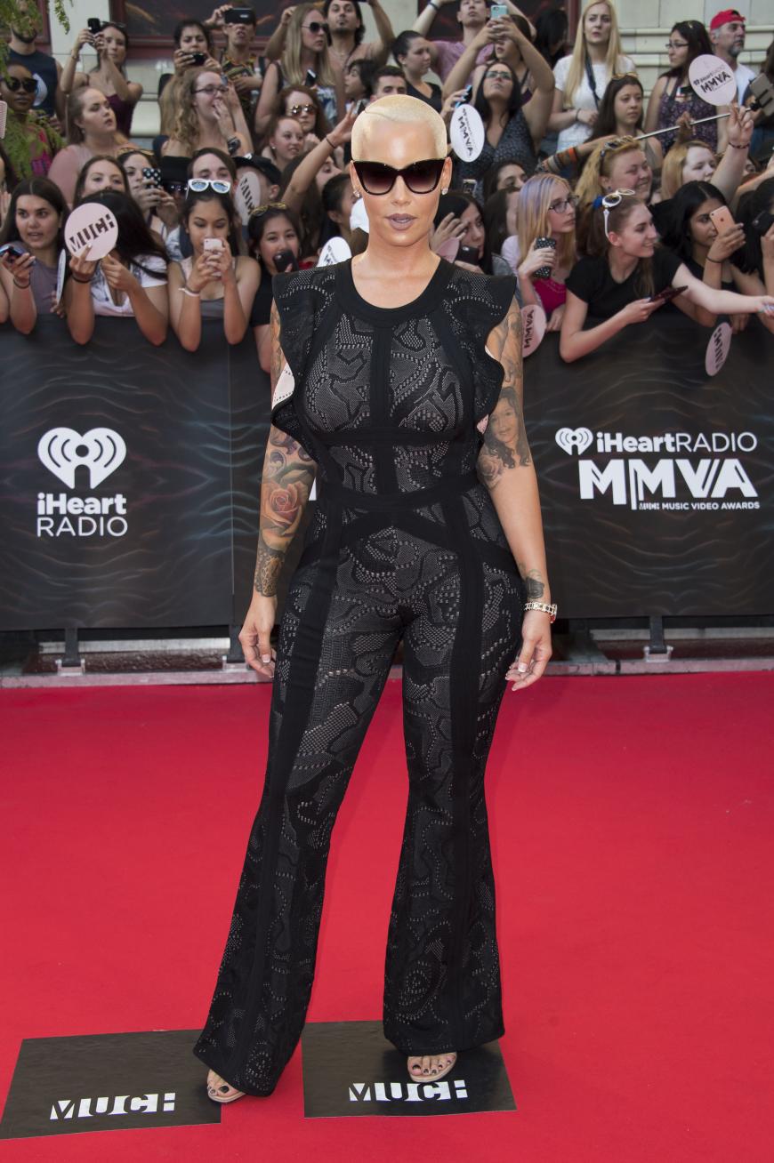 Kurven-Queen Amber Rose posierte im schwarzen Spitzen-Jumpsuit.