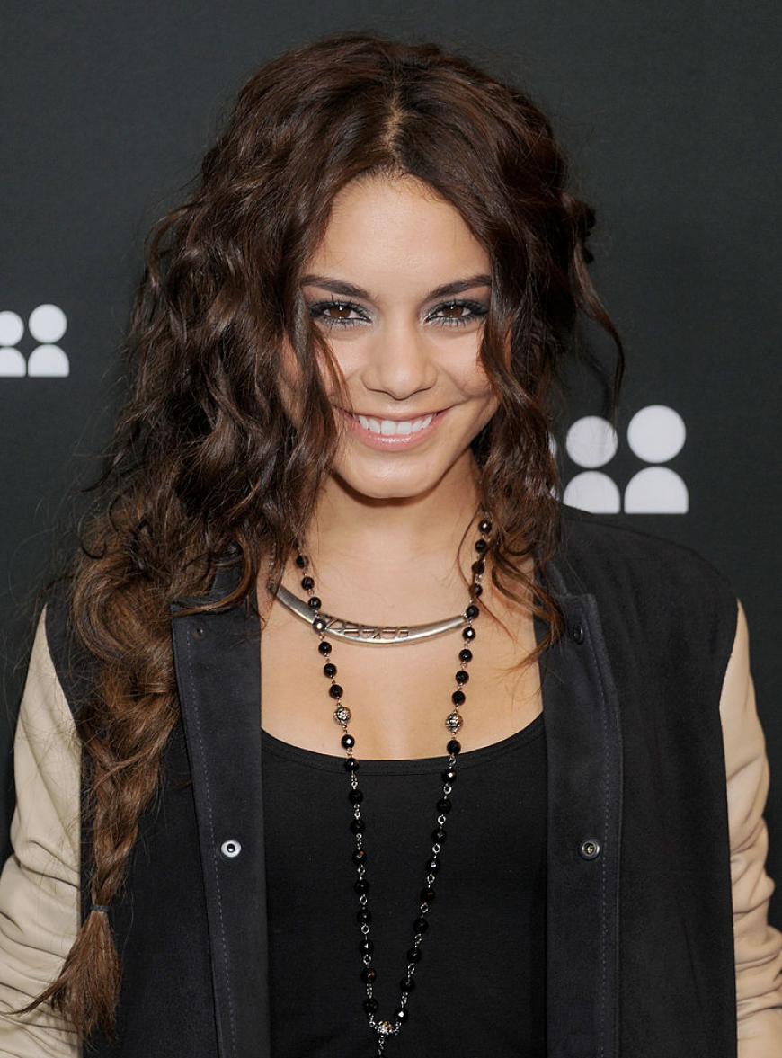 Total crazy: US-Beauty Vanessa Hudgens mag es ein wenig wild und mixt Messy Hair und Zopf.