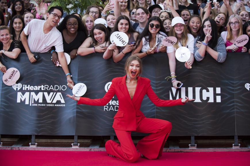 Gigi Hadid durfte durch die Verleihung führen und sorgte bereits draußen bei den Fans für gute Stimmung.