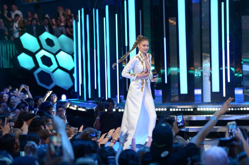 Gigi Hadid wechselte während ihrer Moderation ganze fünf Mal das Outfit.