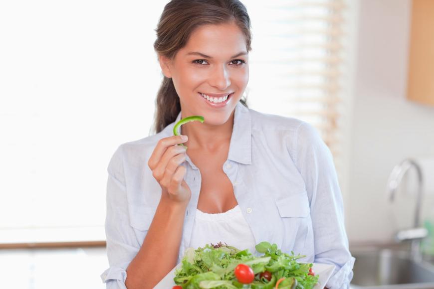 Wer Salat ohne Dressing isst, kann damit bis zu 500 Kalorien sparen.