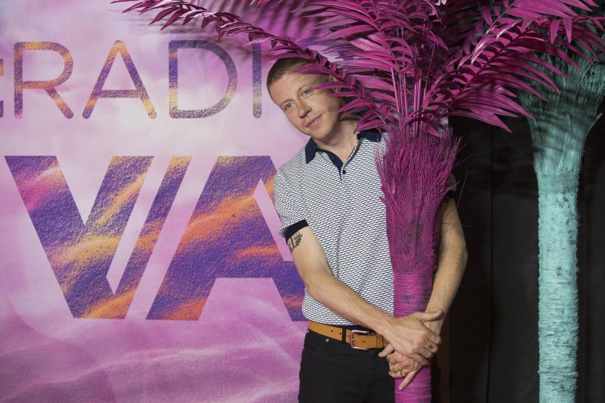 Macklemore hielt sich lieber an einer Palme fest.