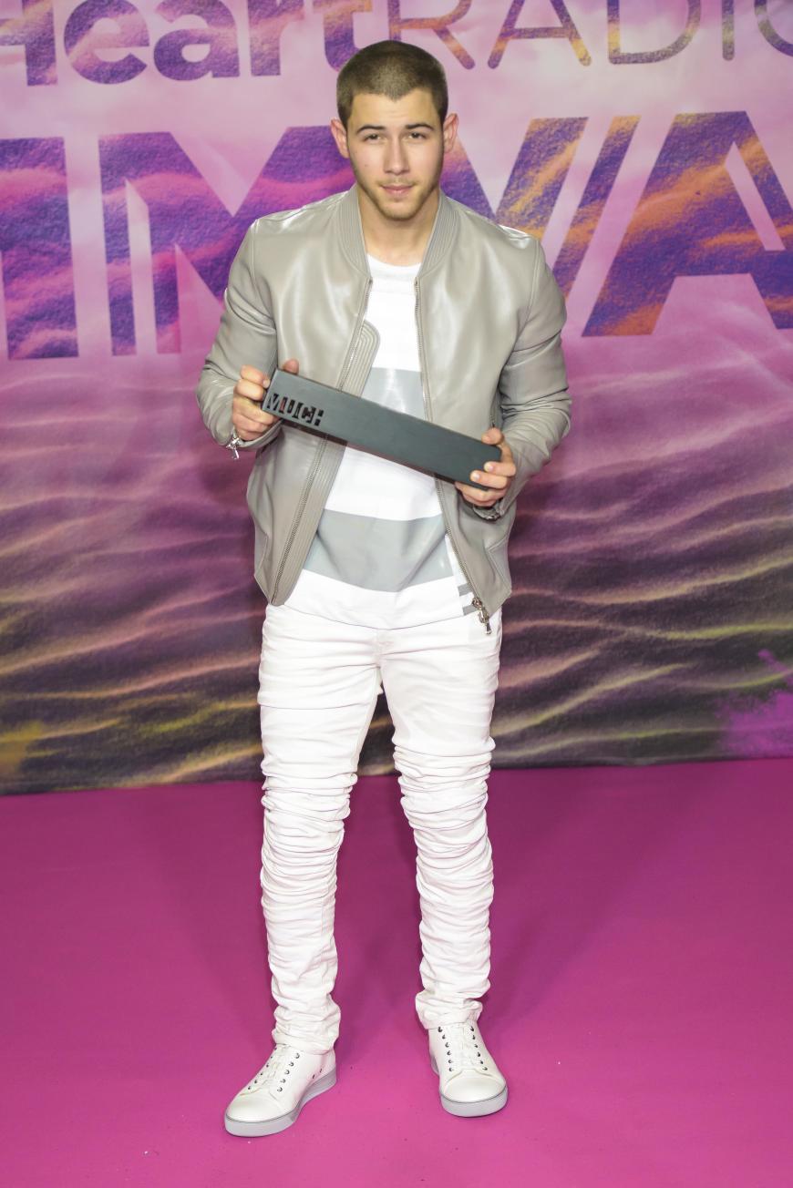 So sehen Sieger aus: Nick Jonas wurde bei den iHeartRadio Much Video Music Awards mit einer Trophäe ausgezeichnet.