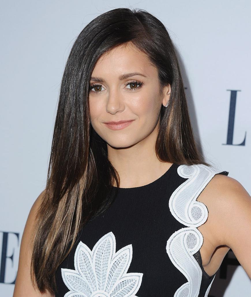 NINA DOBREV Mit Highlights in den Spitzen und auf Glanz geföhnt: Die Haare der Schauspielerin sehen top aus.