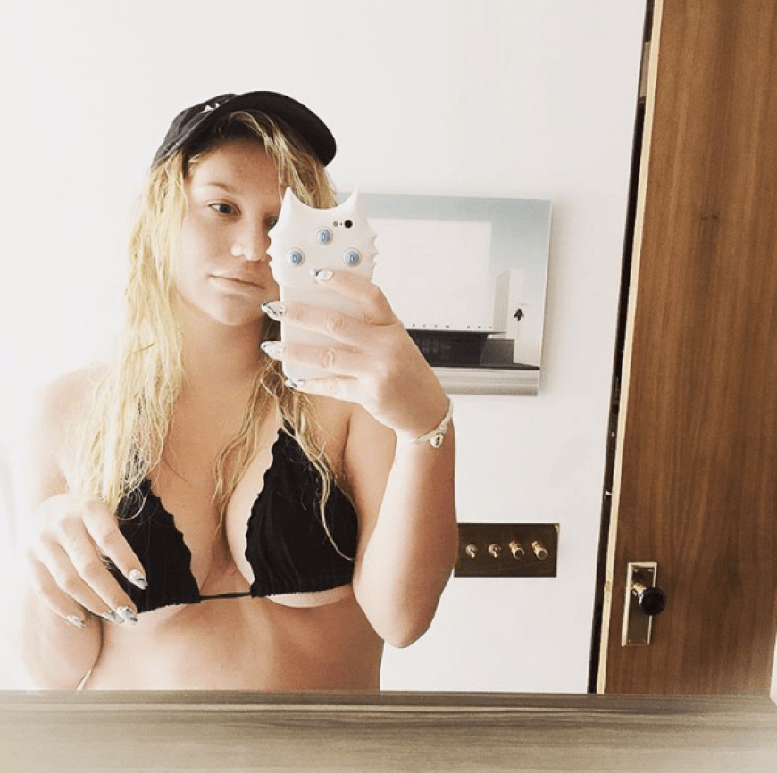 Obacht bei der Kleiderwahl: Kesha zeigt ihren deutlich zu kleinen Bikini auf Instagram.