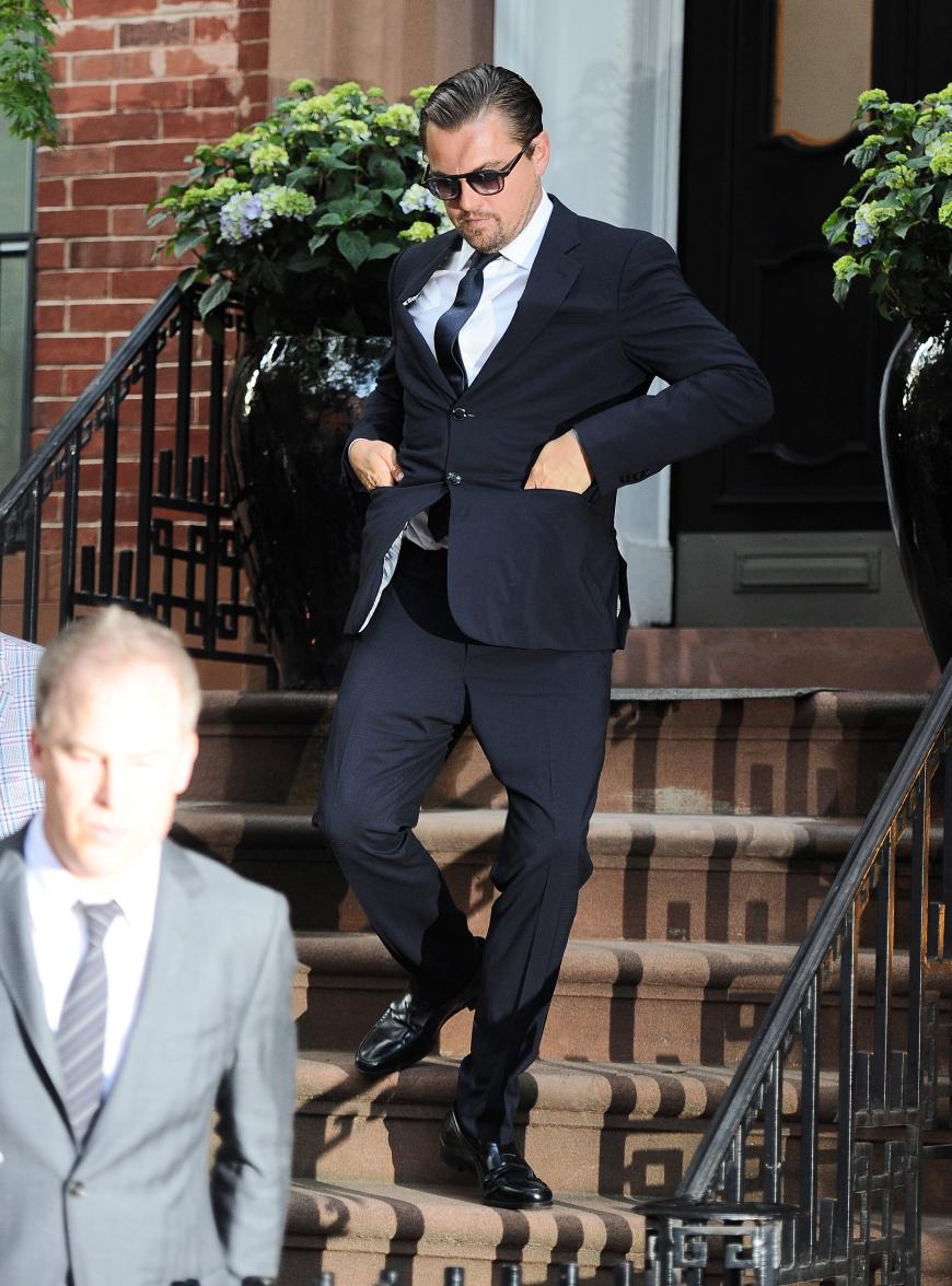 Leonardo DiCaprio verlässt im Sakko das Hilary Clinton Spendenessen in New York.