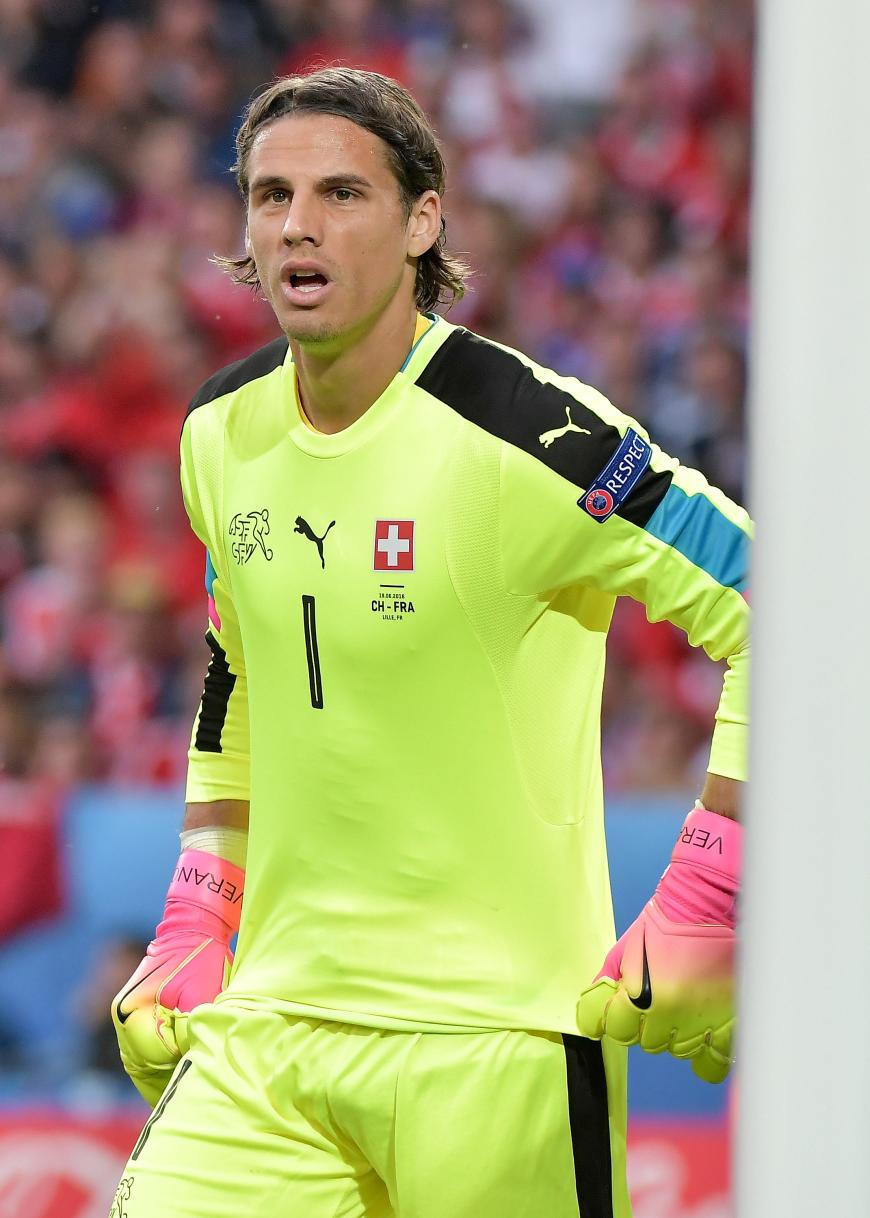 Auch Leckerbissen Yann Sommer von der Schweizer Nationalmannschaft ist der Blondine ins Auge gefallen.