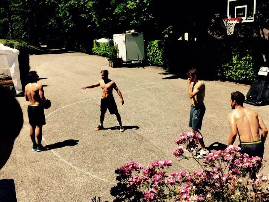 Oh là là! Endlich scheint auch in Frankreich die Sonne - und Jogis Jungs rund um Mats Hummels, Mario Götze und Thomas Müller (v.l.) spielen oberkörperfrei Basketball in Évian.