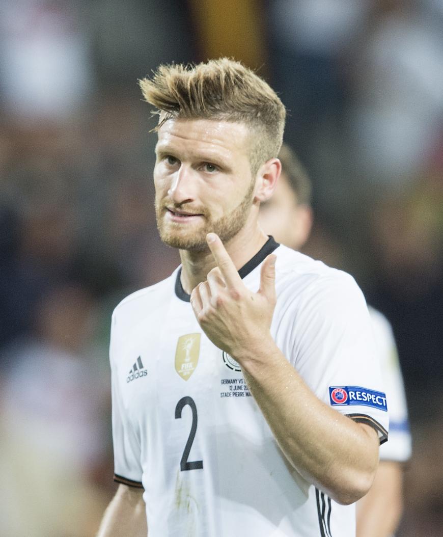 Shkodran Mustafi hielten wir bislang für Single - zu Beginn der EM plauderte sein Papa allerdings aus, dass er nach der EM heiraten werde. Wen, ist allerdings unklar.