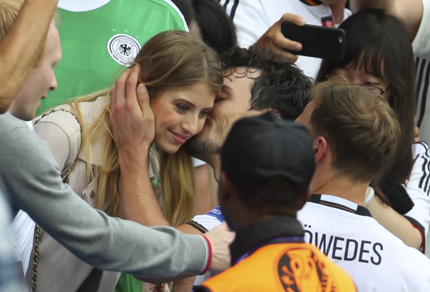 Awww! Mats Hummels kam nach dem Abpfiff extra ins Publikum zu seiner Frau Cathy, um sie zu küssen.