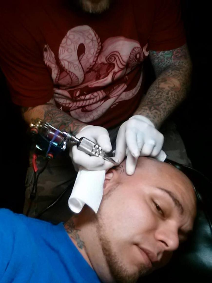 Für seinen Kleinen ließ er sich dessen Narbe als Tattoo nachempfinden.