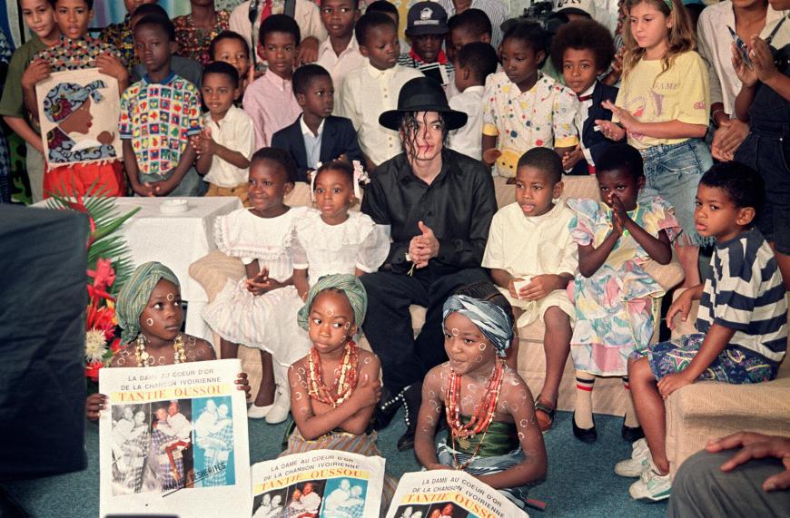 War Michael Jackson einfach nur ein besonderer Kinderfreund, oder stimmen die Vorwürfe, dass er Kinder sexuell missbraucht hat? Er setzte sich sein lebenlang für Kinder überall auf der Welt ein.