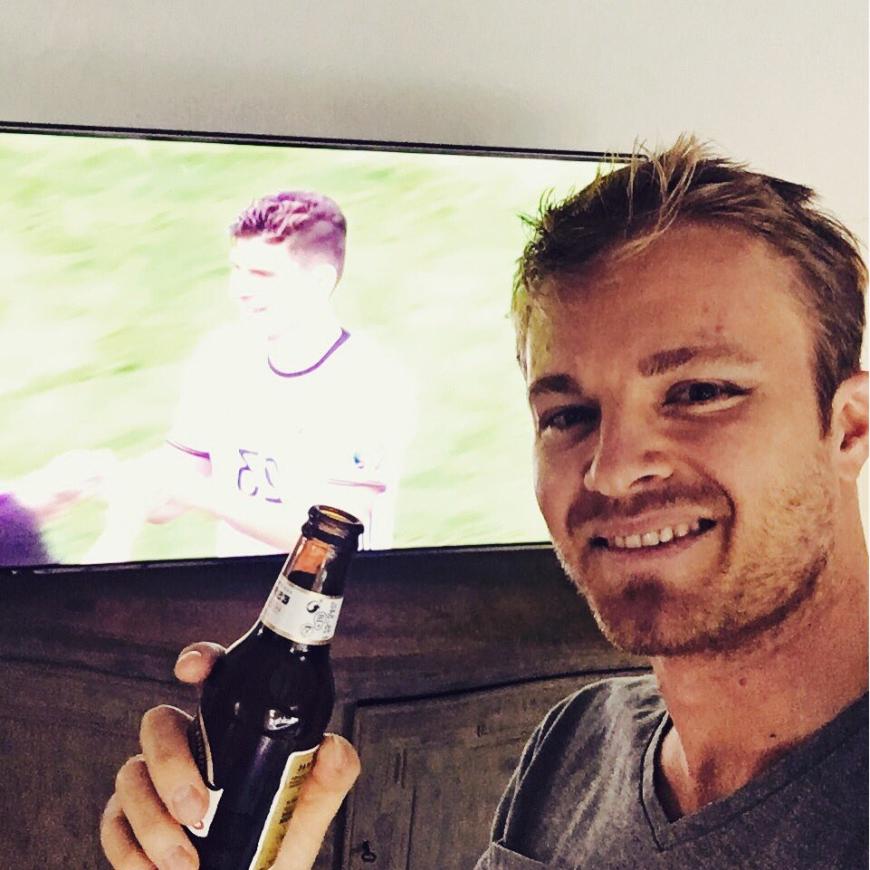 Prost! Auch Formel-1-Star Nico Rosberg bejubelt das Siegtor von Mario Gomez.