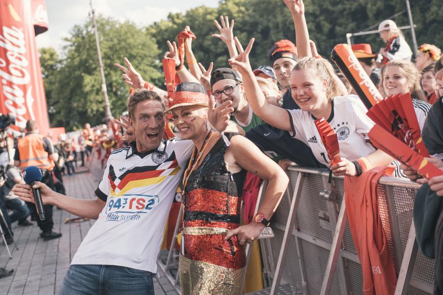 YEAH! Peer Kusmagk bejubelt den Sieg der Nationalmannschaft gegen Nordirland an der Fanmeile am Brandenburger Tor.
