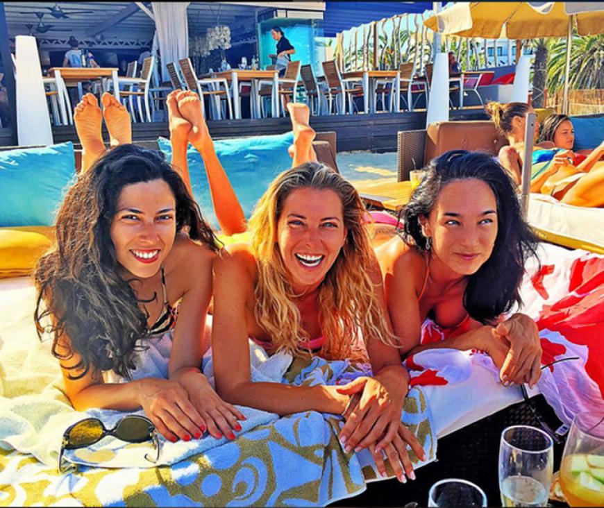 Mädelstag am Pool des Nassau Beach Clubs.