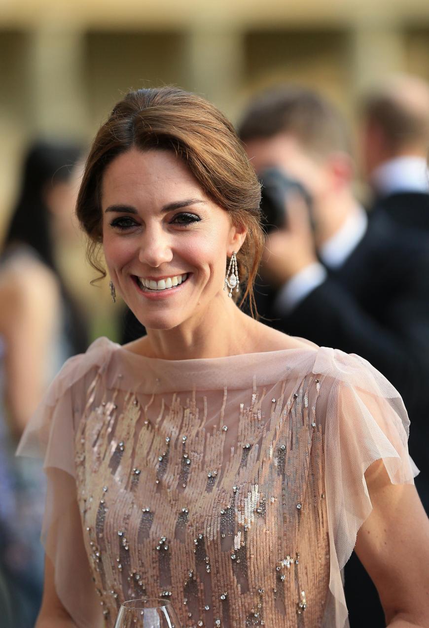 Kate ist nicht nur eine wahre Stilikone, sondern auch eine echte Recycling-Queen: Dieses schimmernde Kleid von Jenny Packham trug die Herzogin vor fünf Jahren schon einmal.