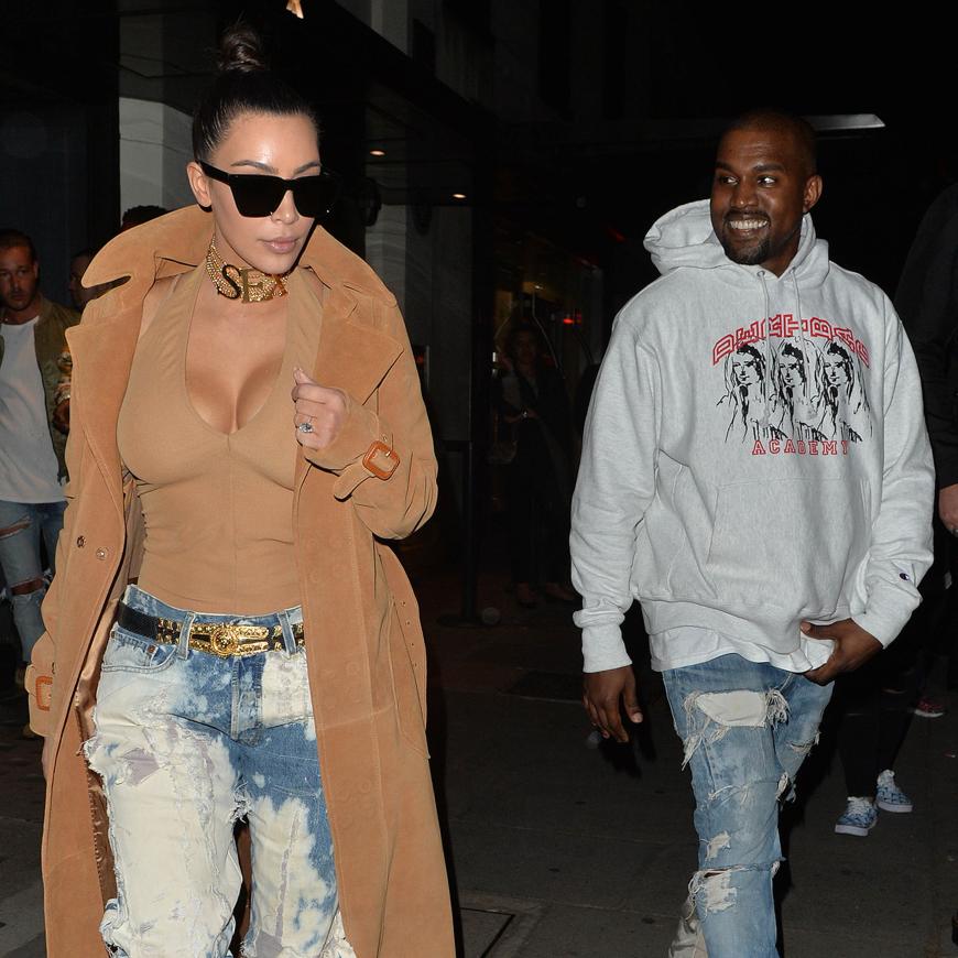 Kim Kardashian hingegen wählt die Statement-Variante mit eindeutigem Schriftzug zum lässigen Street Style