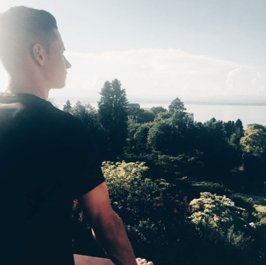 Zeit, um die Akkus wieder aufzuladen, nimmt sich Julian Draxler. Bei dem Ausblick gelingt ihm das garantiert.