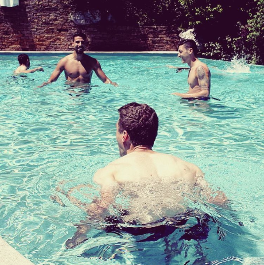 Kleine Abkühlung gefällig: Thomas Müller, Sami Khedira und Mesut Özil vertreiben sich die Zeit im Pool.