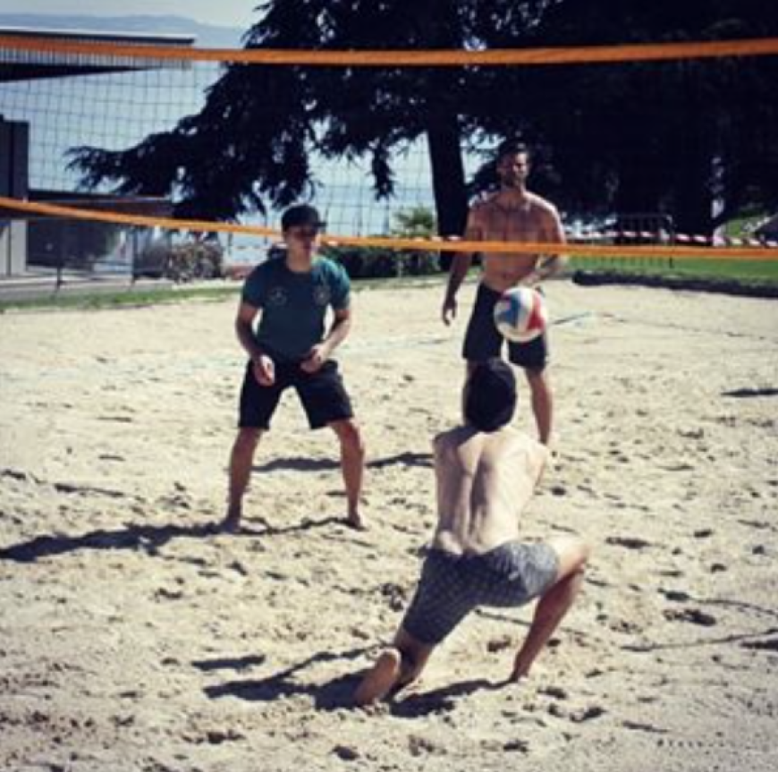 So ganz ohne Sport geht es dann doch nicht. Jogis Jungs halten sich mit Beach Volleyball fit.